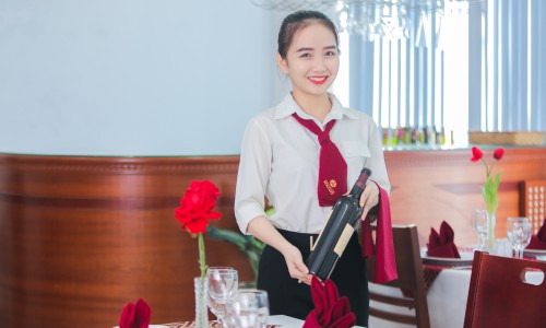 Ngành Quản Trị Nhà Hàng Và Dịch Vụ Ăn Uống học gì? Mức lương và Cơ hội việc làm Ngành Quản Trị Nhà Hàng Và Dịch Vụ Ăn Uống học gì? Mức lương và Cơ hội việc làm