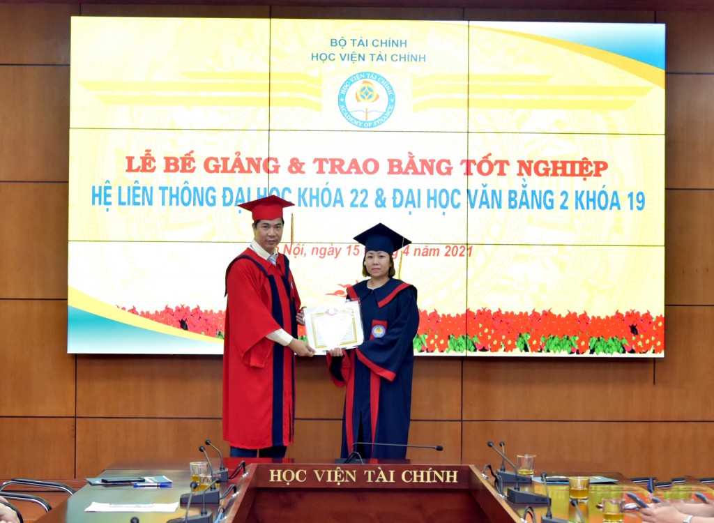 le trao bang lien thong hoc vien tai chinh